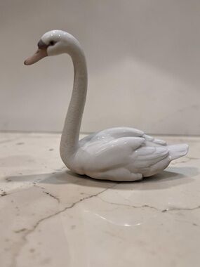 Lladró "Graceful Swan" Porcelain Figurine #5230 – Handmade in Spain